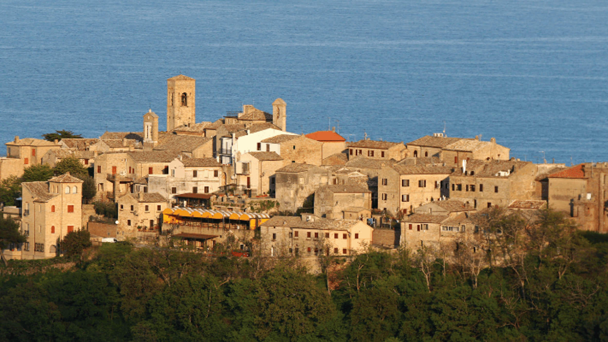 https://www.destinazionemarche.it/torre-di-palme-borgo-romantico-delle-marche/